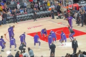 还挺逗!老詹主call湖人赛前仪式 一个没进但节目效果拉满 - 资讯配图