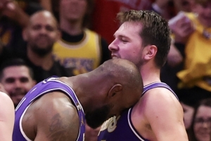 詹姆斯：东契奇整个赛季都这么打球 我们努力支援他 - 资讯配图