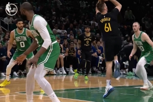 很顽强！帕特·斯潘塞后仰金鸡独立命中 帮助勇士苦苦支撑 - 资讯配图