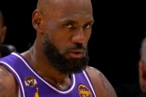 梦回灭霸詹？41岁老汉扣翻全场 发狠眼神杀气侧漏！ - 资讯配图