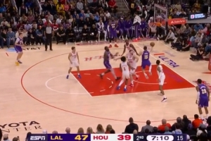 体力条没了？里夫斯突破假动作骗过防守上空篮短了 - 资讯配图