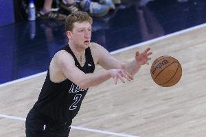 篮网首发5人组上半场合计9分 沃尔夫4分克洛尼3分特拉奥雷2分 - 资讯配图