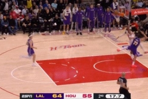 论把握机会的能力！伊森回传失误 斯玛特长传助东契奇反击上篮2+1 - 资讯配图