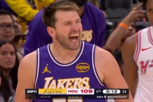 这就叫超级巨星！东契奇转身三分手起刀落 湖人领先4分打停火箭 - 资讯配图