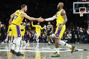 ESPN预测明天胜率:背靠背的七连胜湖人51.7% 热火48.3% - 资讯配图