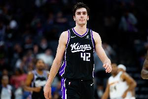 本赛季当雷诺出战30+分钟时 场均18.7分10.3板1.6助 命中率62.4% - 资讯配图