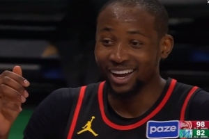 自己都不敢相信！库明加后场罚球线 单臂扔三分直接扔进篮筐！ - 资讯配图