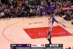 你说这是41岁？詹姆斯机智判断成功抄截 快下一条龙单臂暴扣得手 - 资讯配图