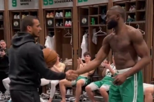 得分升至绿军队史前十！赛后马祖拉将比赛用球送给杰伦·布朗 - 资讯配图