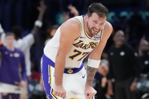 东契奇三罚不中&海斯两罚不中！湖人首节罚球7中2 火箭没有罚球 - 资讯配图