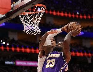 越老越妖！詹姆斯已独自包揽历史最老30+前五纪录&前15独占13席 - 资讯配图