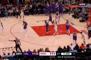 自己打啊！申京冲筐突然回传 谢泼德反应不及球出界失误 - 资讯配图