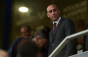 卢比亚莱斯:球员时代我曾盯防过梅西,他被我铲倒爬起来继续过人 - 资讯配图