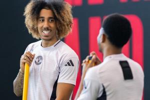 金毛狮王！曼联官方晒约罗新发型：一头脏辫变成金发爆炸头 - 资讯配图