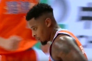 全指着你得分！皮特森半场三分9中5砍下22分2助2断 最后一攻崴脚 - 资讯配图