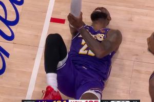 燃尽了!詹姆斯先连续防守又全力冲刺上篮被犯规 手肘再次受伤! - 资讯配图