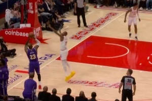 玄冥二老对决！詹姆斯开场底角迎着杜兰特三分 张手就进！ - 资讯配图