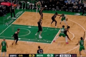 防守还是有谱！追梦防守不失位 杰伦·布朗急停后仰中投三不沾 - 资讯配图