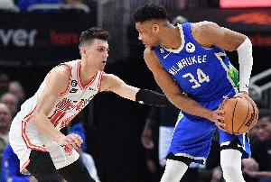 影响摆烂？本赛季字母哥缺阵时雄鹿11胜21负 出场时为17胜19负 - 资讯配图