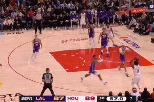 风扇转了！芬尼·史密斯底角接球 空位三分稳稳命中 - 资讯配图