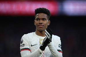 邮报：埃斯特旺是被临时征召进名单&球员还在养伤，因此没有上场 - 资讯配图