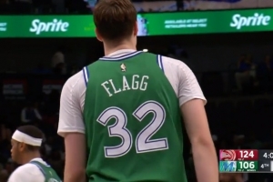 被帽到了吗？弗拉格弧顶三分短到离谱 三不沾直接24秒违例 - 资讯配图