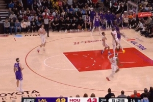 太轻松！东契奇弧顶被包夹后分球 艾顿冲击内线飞身暴扣 - 资讯配图