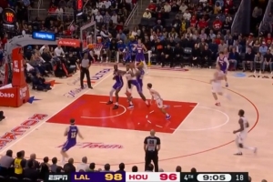 一马平川！詹姆斯反击接球 中路突击大三步上篮得手 - 资讯配图