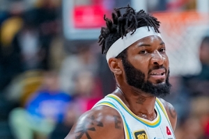 20分2板3助2断！媒体人：北京男篮想夺冠 必须提升杰曼的上限 - 资讯配图