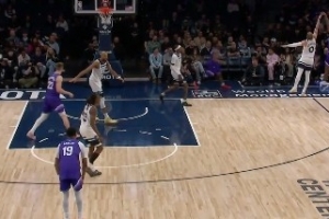 迪文岑佐扑防森萨博被吹三分犯规 回放后改判森萨博踢腿进攻犯规 - 资讯配图