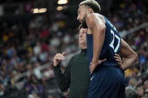 芬奇：我告诉队员接着给戈贝尔传球就行了 就算有失误我也能接受 - 资讯配图