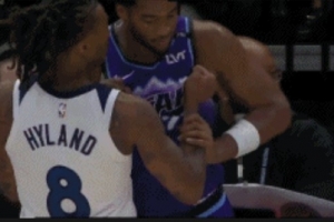 这么激烈？海兰德哨响后拿球&哈克莱斯抢球引发小冲突 两人各吃1T - 资讯配图