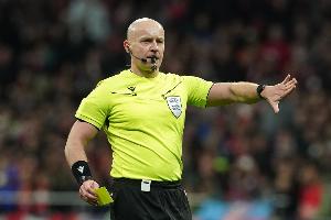 罕见,利物浦vs加拉塔萨雷原定主裁马齐尼亚克因受伤被临时替换 - 资讯配图