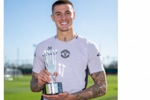 舍什科当选PFA球迷票选英超2月最佳球员，曼联官方晒领奖照祝贺 - 资讯配图