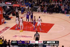 君临天下！詹姆斯几乎平筐的空接炸扣！炸出满场惊叹！ - 资讯配图