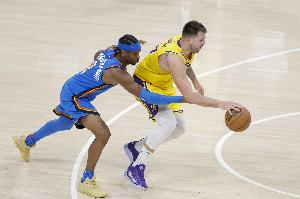 记者:MVP我会在亚历山大和东契奇间选择 更偏向于亚历山大 - 资讯配图