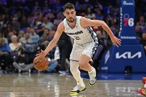 手感出色!杰罗姆上半场9中5&三分4中3 砍下13分5板2助 - 资讯配图