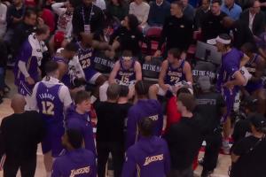 关键时刻对比：东&詹探讨众将认真旁听、火箭四大将各自沉默发呆 - 资讯配图