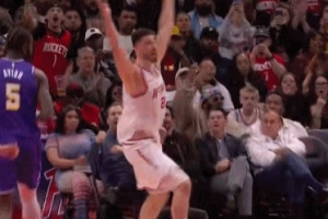 高举双臂要加罚！申京篮下转身骗过艾顿轻松上篮得分 - 资讯配图