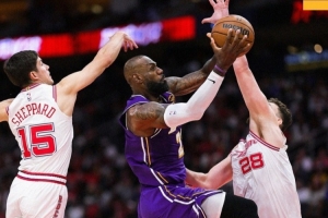 14中13砍下30分！湖人发布赢球海报：封面为詹姆斯上篮瞬间 - 资讯配图