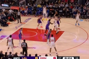 手感调整得不错！申京单打艾顿 转身罚球线远距离抛射命中！ - 资讯配图