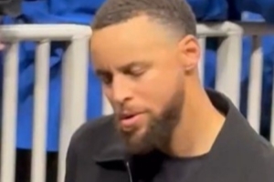 罕见黑脸！库里中场退场时被绿军球迷猛拽手臂 面色阴沉很不爽 - 资讯配图