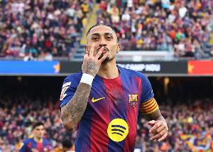 独造5球!世体:拉菲尼亚的表现让人们想起当年梅西的欧冠名场面 - 资讯配图