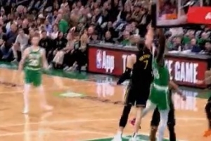 防守建功！波尔津吉斯镇守篮下 连续起飞送出2次大帽 - 资讯配图