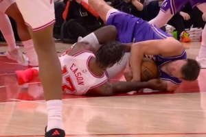 拼抢激烈！东契奇与伊森倒地争球都不肯撒手 一片混战 - 资讯配图