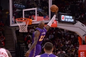 战胜时光老人！41岁詹姆斯本场贡献六记扣篮：各种平筐+空接+滑翔 - 资讯配图