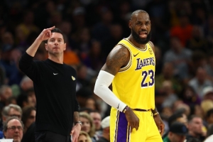 距历史出场数第一仅差2场！雷迪克打趣：詹姆斯对待纪录有点自私 - 资讯配图