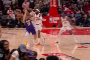 奥科吉对里夫斯犯规 火箭挑战成功取消犯规但还是湖人球权 - 资讯配图