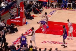 不应该！詹姆斯边线球跟里夫斯传接球出现失误 湖人白白交出球权 - 资讯配图