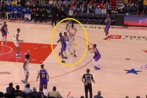 伊森防守漏人&推一把申京补防但77仍命中 申京撇嘴乌度卡摊手无奈 - 资讯配图